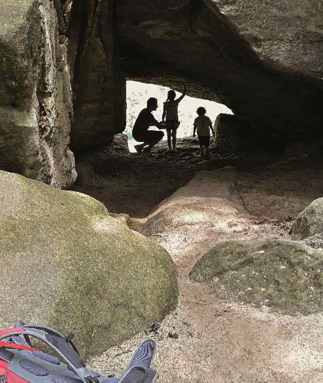 Neben der kleinen Höhle stand der erste Ausschank auf dem Rauenstein. Ob die Höhle wohl als Kühlkeller diente?