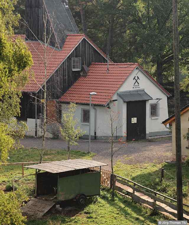 Alte Förderanlage der Grube Riegelstein im ehemaligen Tonbergbaugebiet Erdekaut.