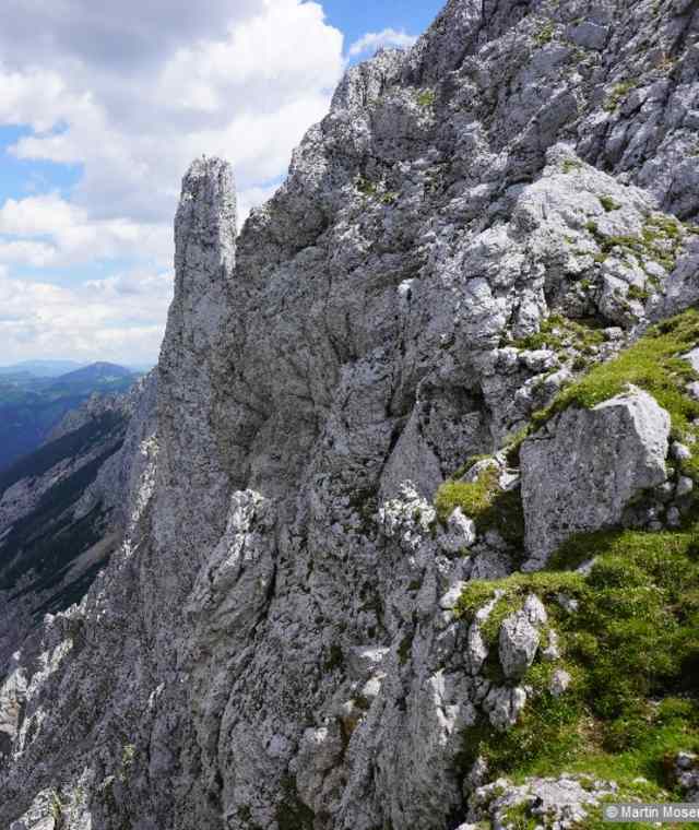 Von der Voisthaler Hütte steigen wir über das Franzosenkreuz hinab nach Seewiesen. Dabei genießen wir den schönen Blick ins Seetal.
