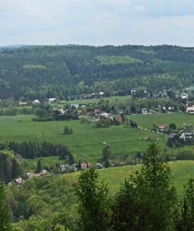 Blick vom Bernhardstein (425 Meter) in den Nikolsdorfer Wänden auf Bielatal (ehemals selbständige Dörfer Hermsdorf und Reichstein).
