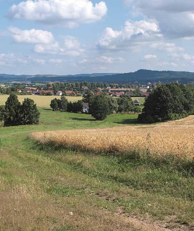 Blick über Bischofswerda zum Valtenberg.