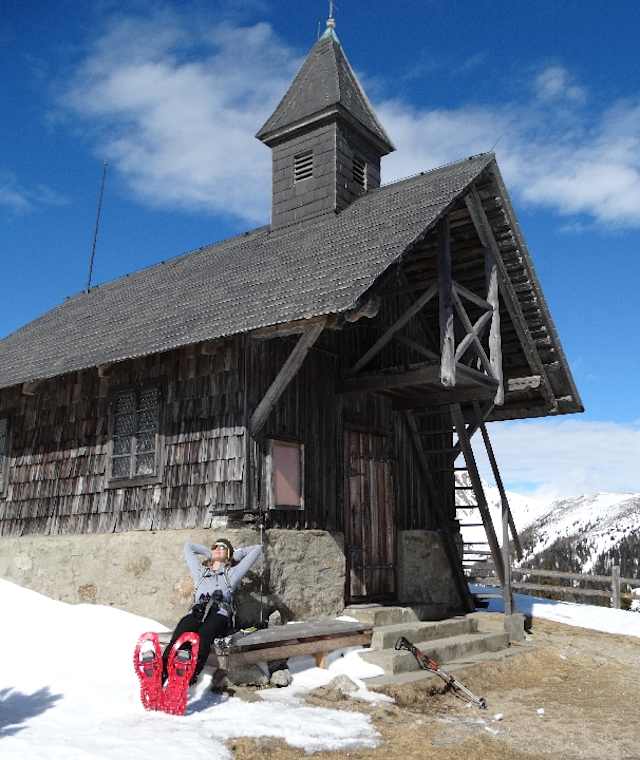 An der kleinen Holzkirche Maria Loretto, 1817 m, werfen wir einen Blick in den kleinen Kirchenraum, wo wir auch die Möglichkeit haben, uns in ein Buch einzutragen.