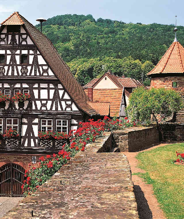 Der Pfälzer Weinsteig führt vom Rathaus in Dörrenbach hinauf zur Kolmerbergkapelle.