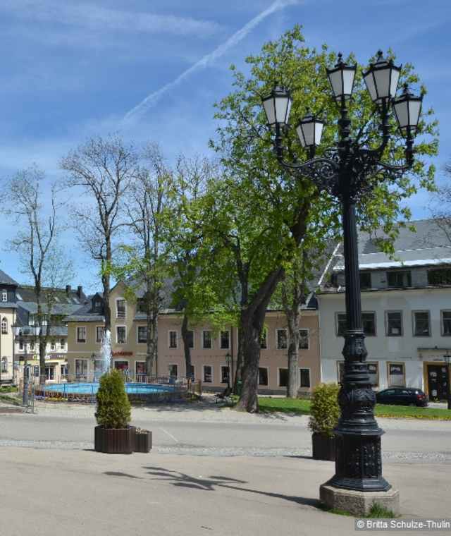 Oberwiesenthal, im Winter Zentrum für den Wintersport, im Sommer Ausgangspunkt von Wanderungen, und den Fichtelberggipfel trennen gerade mal rund 350 Höhenmeter.