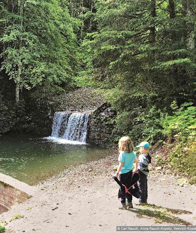 Das Staubecken des Winterhöllbachs ist ein kühlender Zwischenstopp für Jung und Alt.