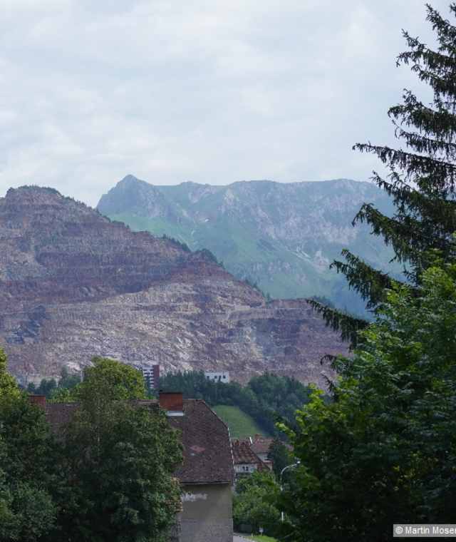 Hoch über Eisenerz thront der Erzberg.