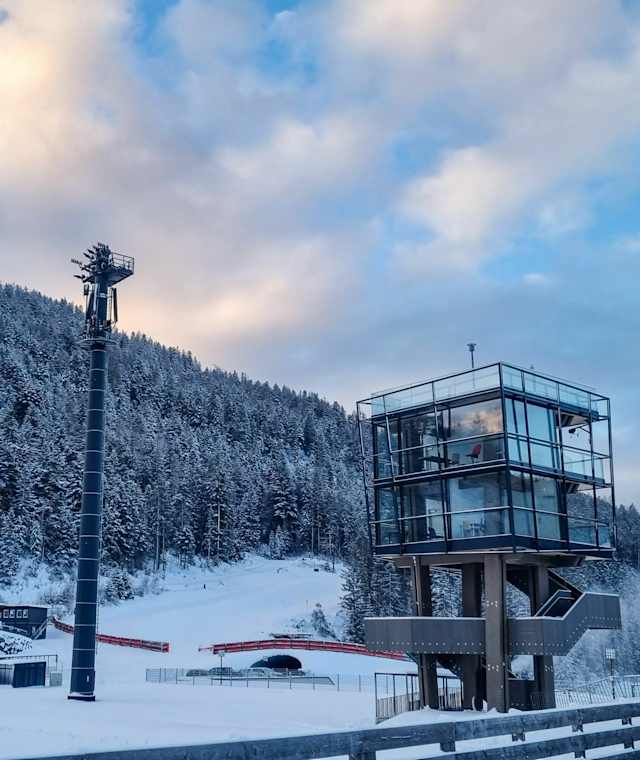 WM-Turm mit WM-Basisgebäude in Seefeld