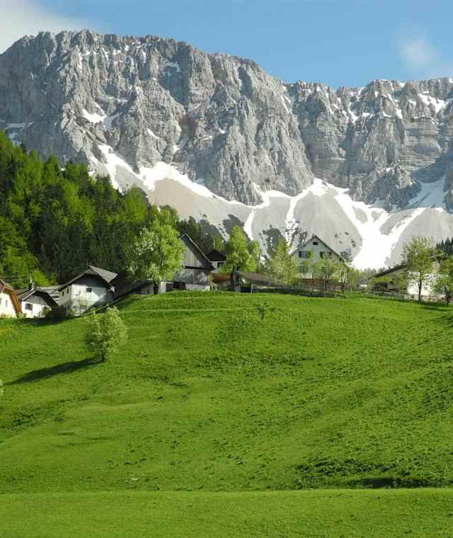 Zell-Pfarre und im Hintergrund die Koschuta