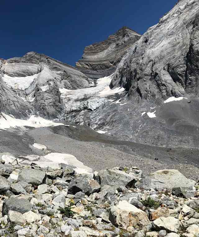 Der Aufstieg führt über Geröll und Blockgletscher.