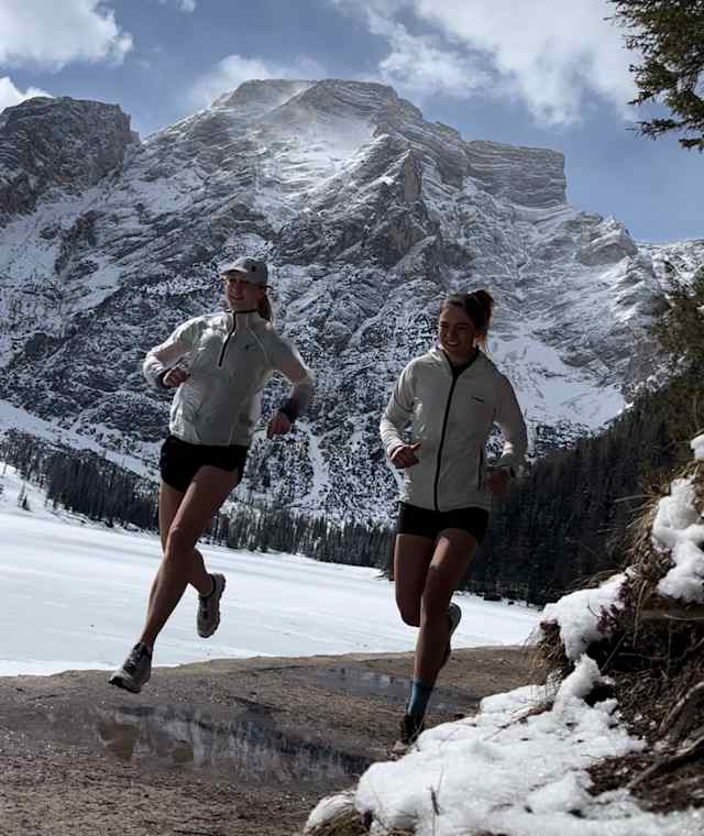 Tolles Bergpanorama am Pragser Wildsee - Trailrunning ist auch früh im Jahr schon möglich.