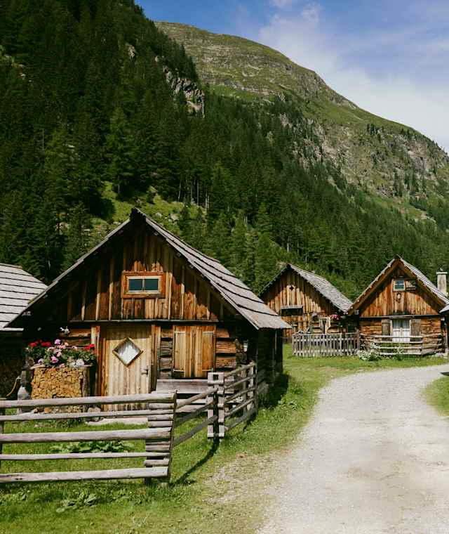 Start des Aufstieges zur Landawirseehütte ist das Hüttendorf am Talende des Göriachtals.