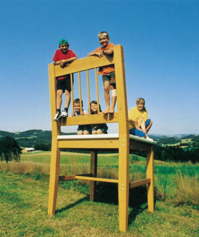 Ein überdimensionaler Stuhl auf der Wiese