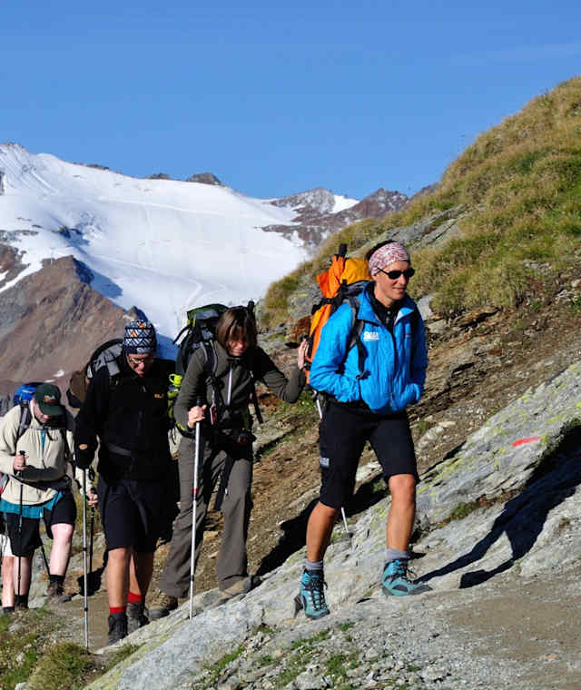 Beim Aufstieg zum Pitztaler Jöchl (2.988 m) genießt man den Ausblick auf die Pitztaler Gletscher.