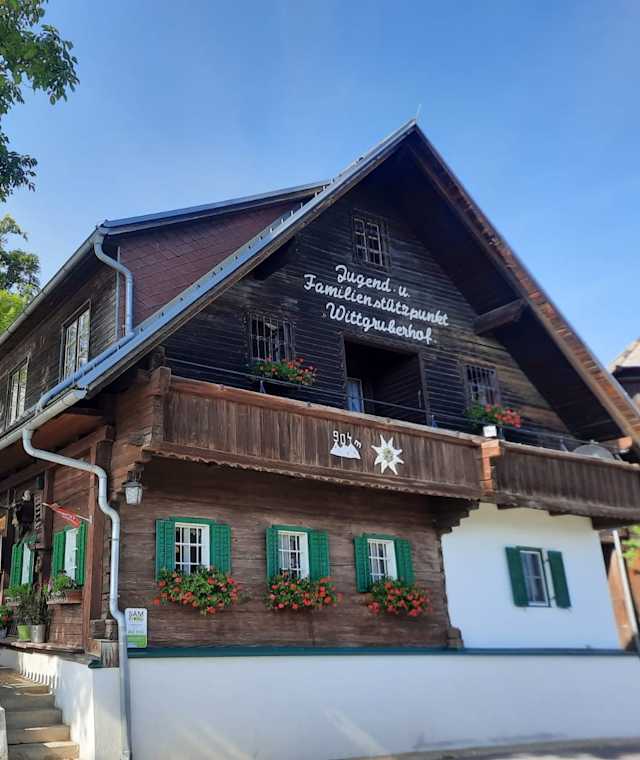 Die Jugendherberge Wittgruberhof steht nördlich der Kleinstadt Weiz im Grazer Bergland in der Oststeiermark.
