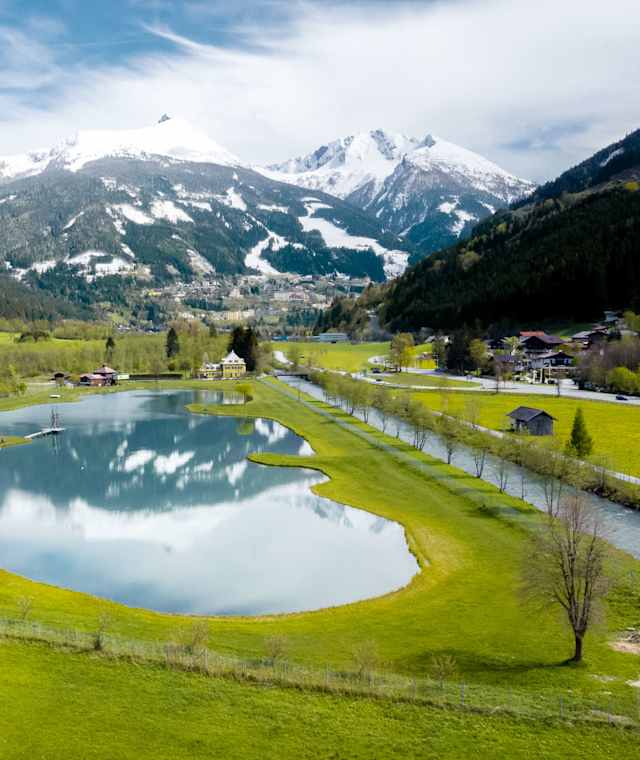Achenpromenade und Badesee in Gastein im Frühling