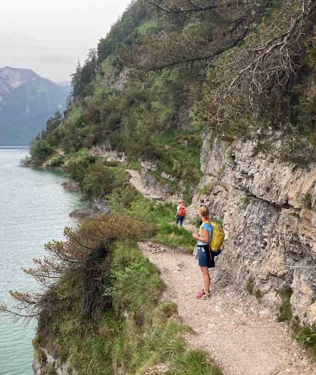 Am Westufer des Achensees - der Weg ist teilweise seilversichert.