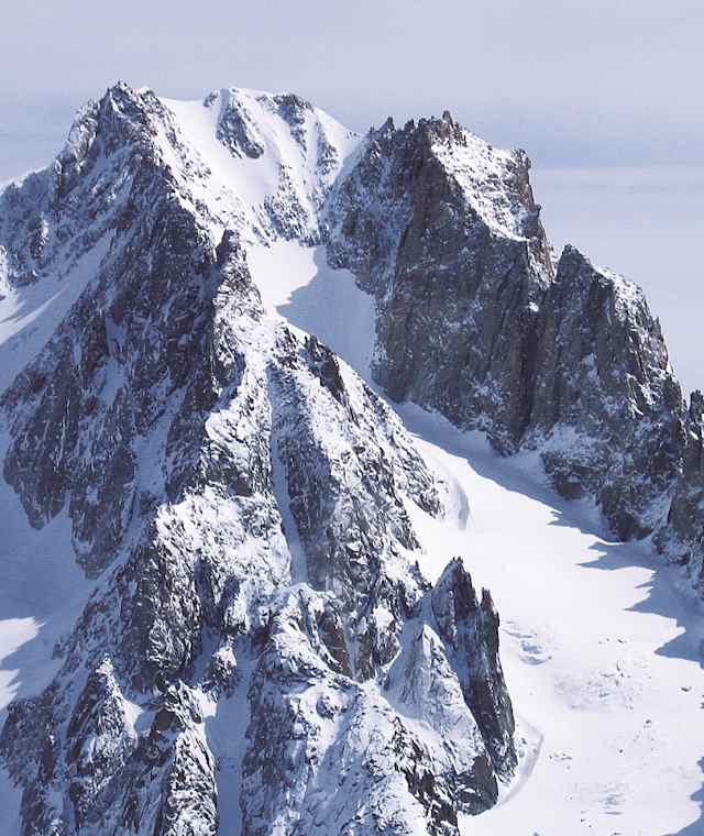Ein Winterbild: Gut zu sehen die steile Firnflanke  und der Glacier du Milieu, über den der Abstieg, aber auch der leichteste Aufstieg auf den Gipfel geht.