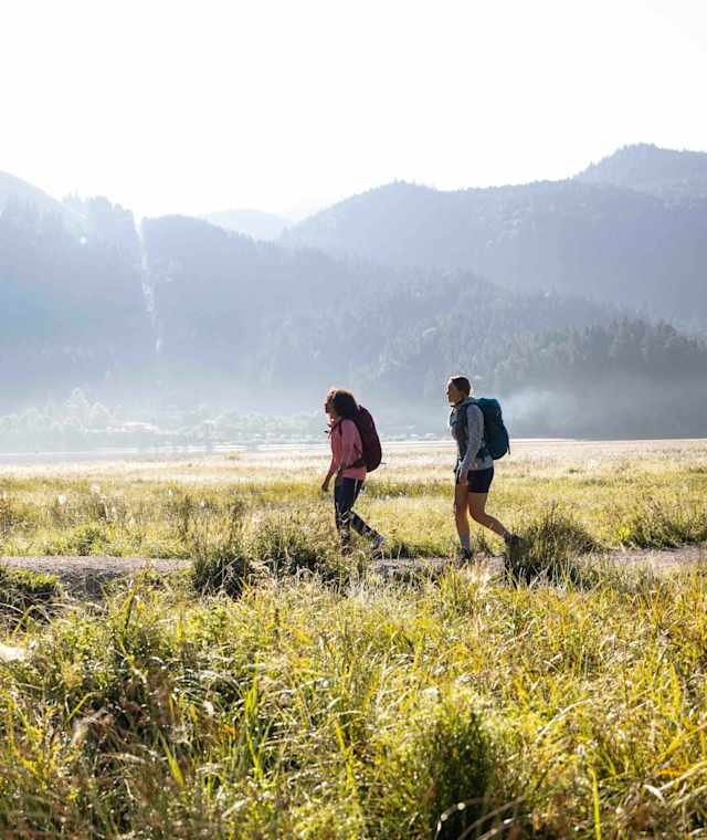 Die Alpenüberquerung beginnt am Spitzingsee in Bayern.