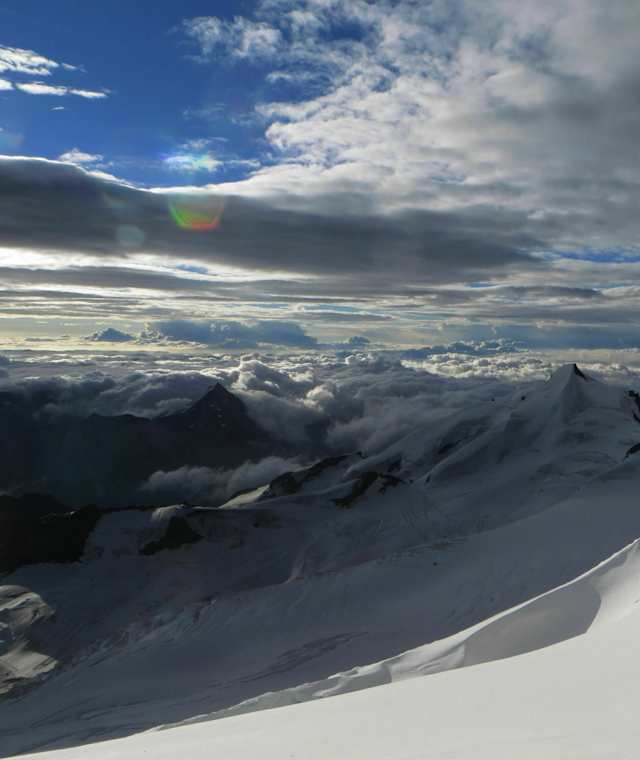 Beim Aufstieg zum Alphubel hat man einen wunderbaren Ausblick auf das Allalinhorn (Mitte) und das Strahlhorn (rechts)