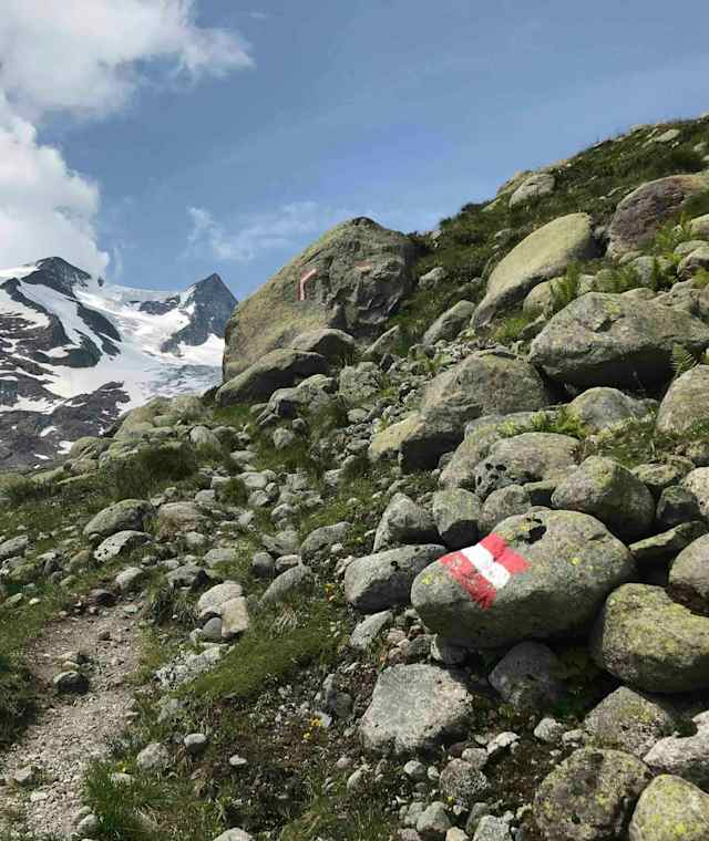 Gut markierter Wanderweg, hinten rechts oben steht die Neue Prager Hütte