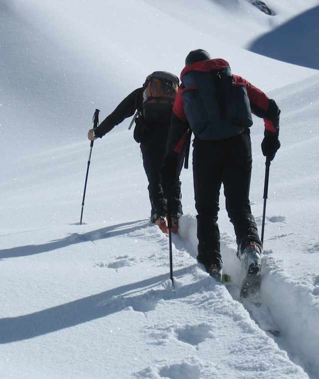 Aufstieg im Tiefschnee