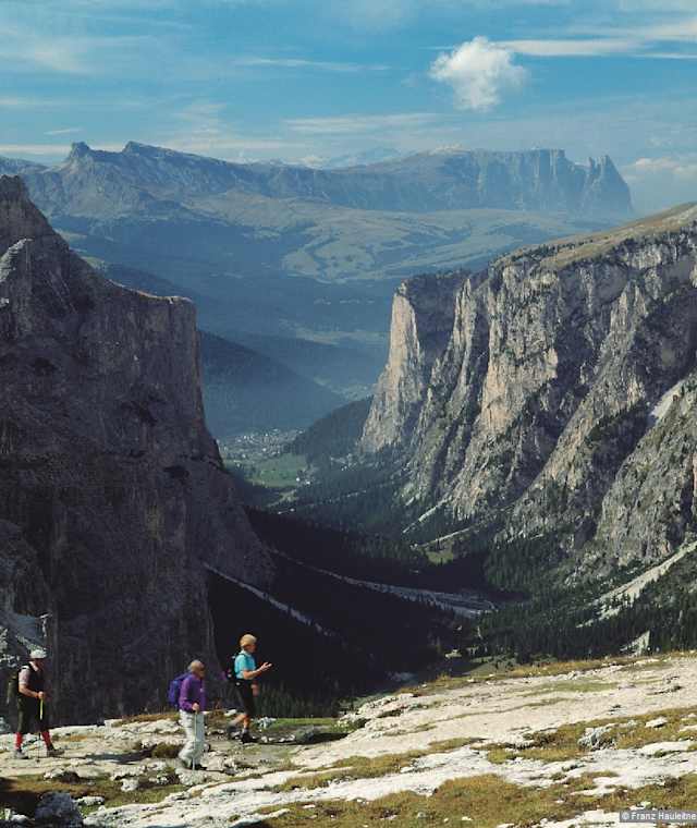 Auf einem Steig das Puezplateau nach Südosten sanft aufwärts zu einer Wegteilung. Rechts auf Weg Nr. 5 weiter und über Wiesen zur nächsten Verzweigung.