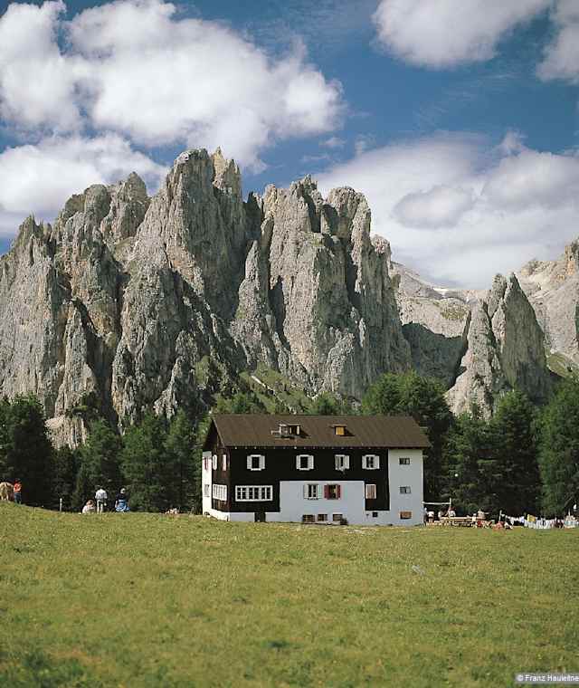 Auf der Bergschulter von Ciampedie. Im Norden die Larsecgruppe mit dem Passo delle Scalette rechts.