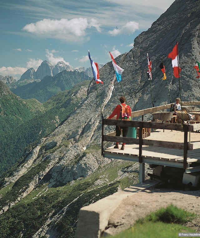 Blick von der Lift-Bergstation am Passo Padòn auf das Massiv des Monte Agner.
