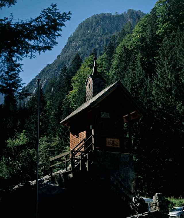 Ein noch befahrbarer Weg lenkt in das Wolayer Tal. Bis zur Hubertus-Kapelle ist der öffentliche Verkehr zulässig. 