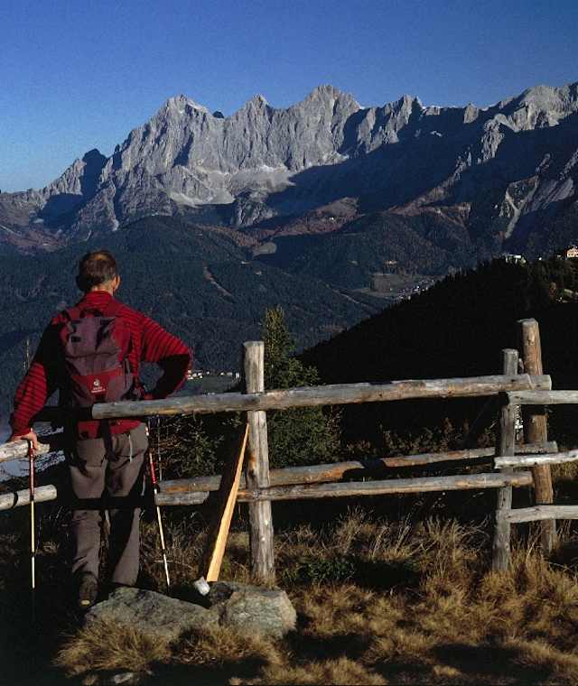 Die Hochwurzen steht als Aussichtskuppe der imposanten Dachstein-Südwand direkt gegenüber und ist von dieser durch die tiefe Ennstalfurche getrennt.