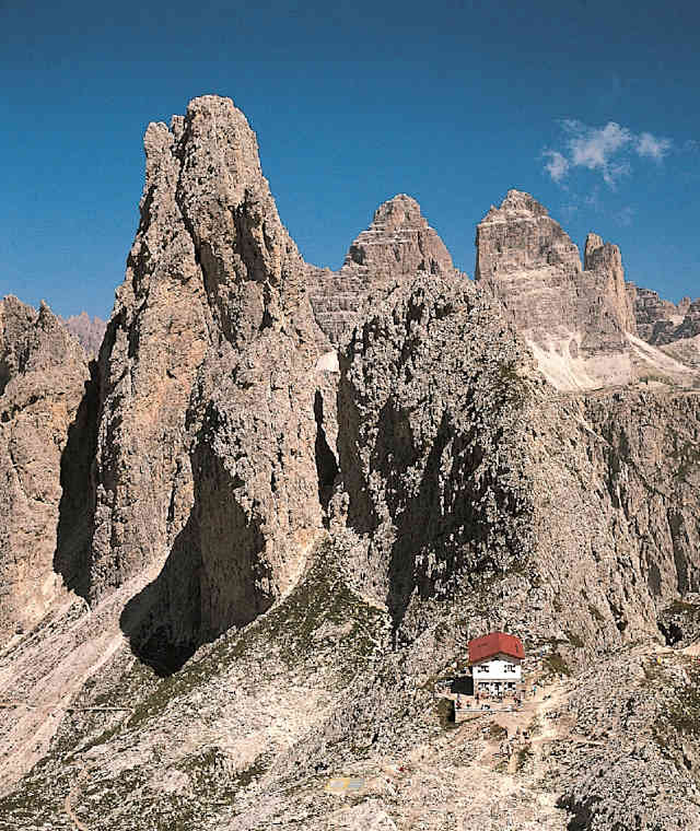 Rifugio Fonda Savio und Torre Wundt von Süden, im Hintergrund die Drei Zinnen.