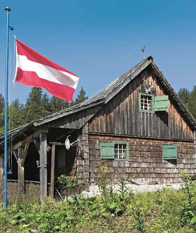 Staatstragend beflaggt: der Rastplatz auf der Mesneralm.