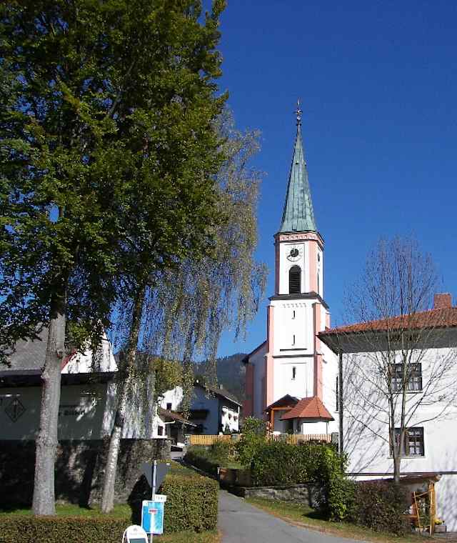 Ausgangspunkt: Lohberg, 647 m, Parkplatz am Ortseingang unterhalb der Kirche; Bus RBO 6073 und 6080 von den Bahnhöfen Lam, Furth i. Wald und Bayerisch Eisenstein (Navi – Brennesstraße, 93470 Lohberg). 