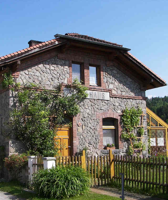 Starten wir vom Parkplatz in Fischhaus, wandern wir auf dem Ilztalwanderweg und mit dem Goldsteig Richtung Oberilzmühle am liebevoll restaurierten Bahnhof mit Töpferei vorbei. Vom Bahnhof kommend wenden wir uns nach links. Bis zur Veste Oberhaus bei Passau folgen wir stets dem gelben S des Goldsteigs.