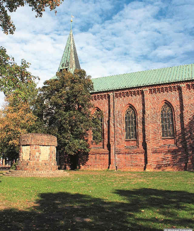 Teilansicht der Stadtkirche mit Gefallenen- Denkmal.