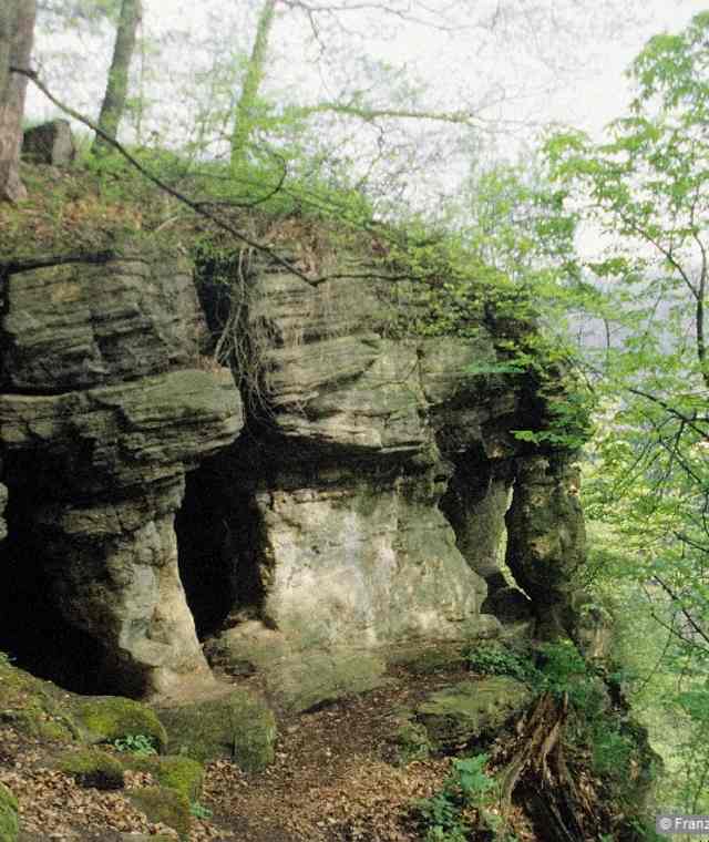 Die Graselhöhle am Aufstieg zur Burg