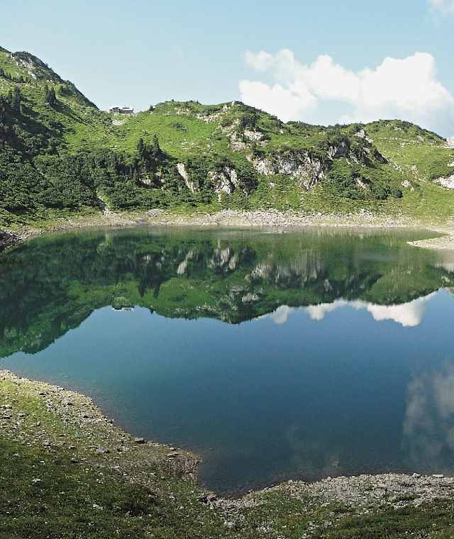 Der Ortsbus bringt uns von Lech zur Endhaltestelle Formarinsee. Diese liegt auf einem kleinen Pass (1871 m) zwischen Formarinalpe und Formarinsee.