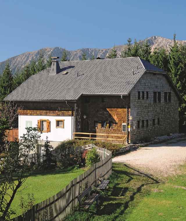 Das Öhlerschutzhaus mit dem Hochschneeberg (Waxriegel, Kaiserstein) dahinter.