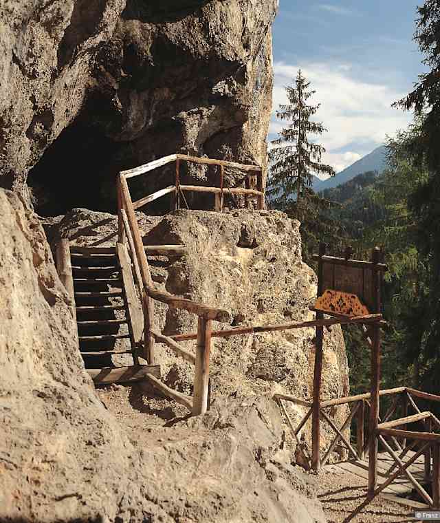 n den Adlitzgräben am Eingang in die Falkensteinhöhle.