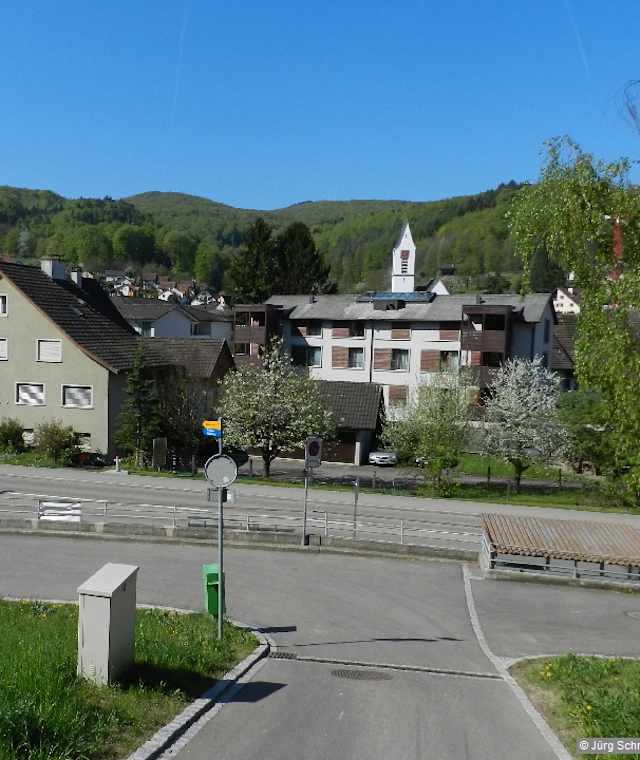 Bereits bei der Bushaltestelle Mitteldorf in Zeiningen erblicken wir die ersten von zahlreichen blauen Wegweisern des Fricktaler Höhenwegs.