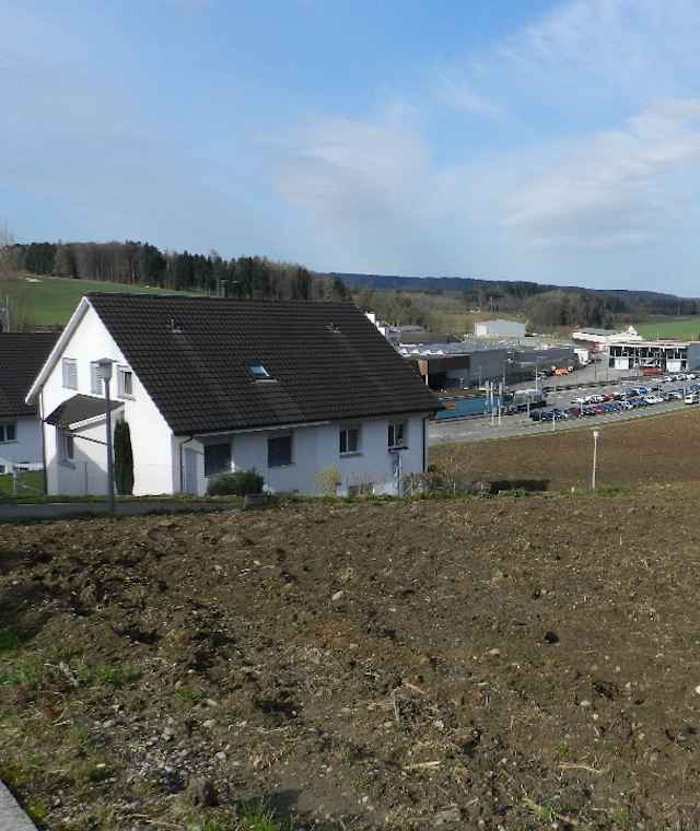 Vom am Ortsrand gelegenen Bahnhof Niederweningen in den Urbligsteig und durch ruhige Quartierstraßen hinauf zum Waldrand.