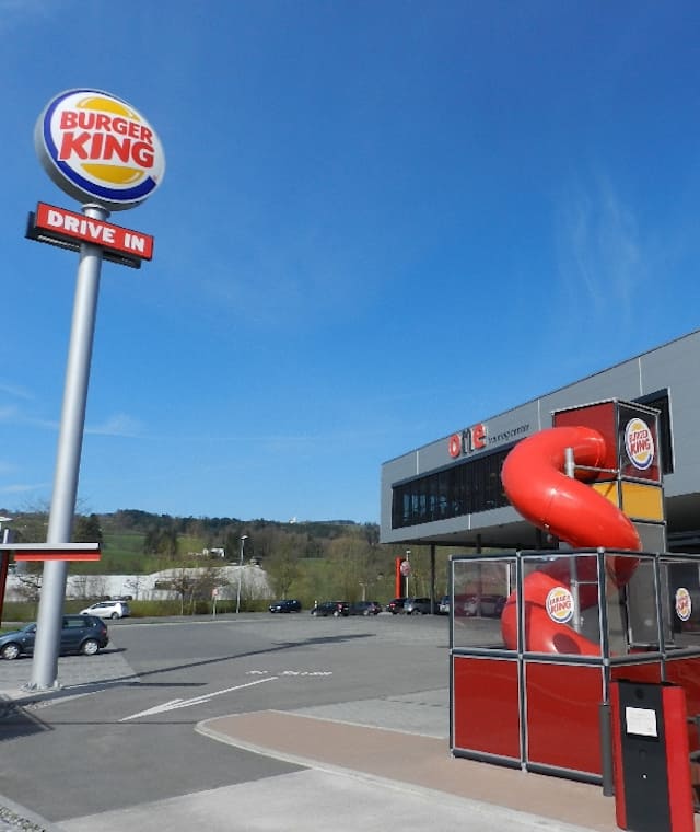 Die Wanderroute nach Rain führt uns vom Bahnhof Hochdorf auf einer stark befahrenen Straße westwärts, bis wir nach einem Fastfood-Restaurant die Ron erreichen.
