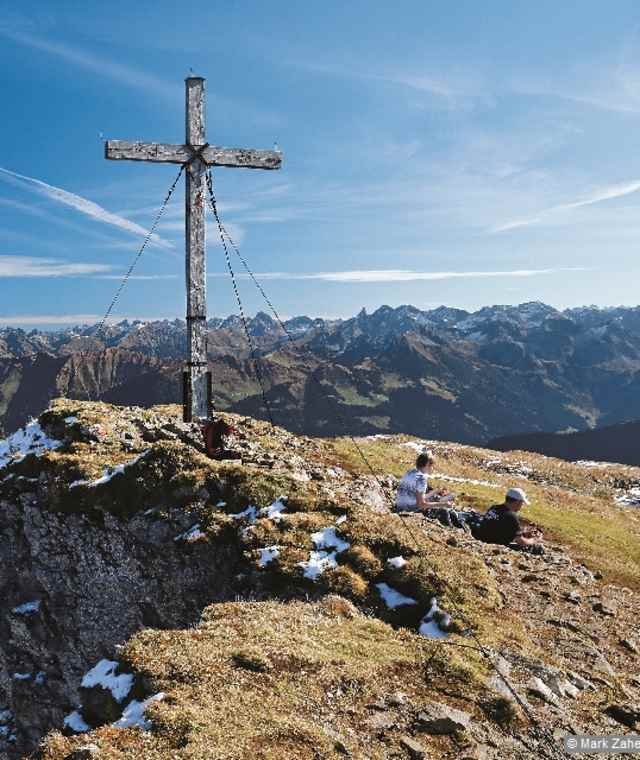 Hochgefühl am Gipfel: Prächtig spannt sich die Gipfelflur der Allgäuer Alpen auf.