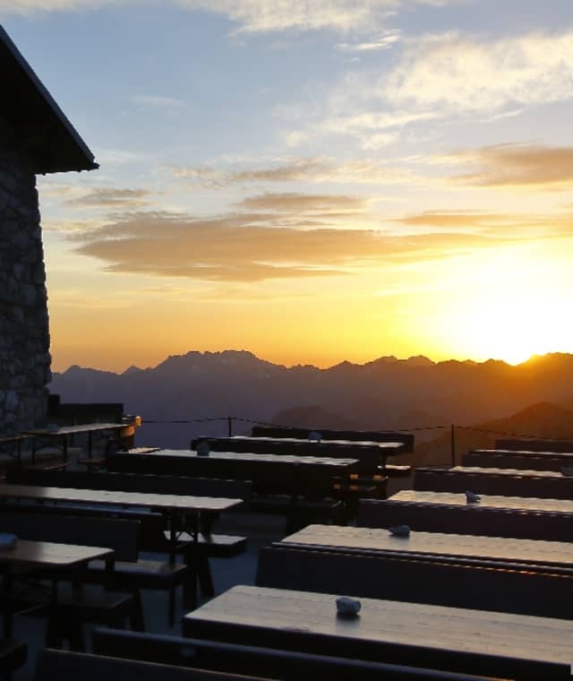 Sonnenaufgang bei der Fiderepasshütte.