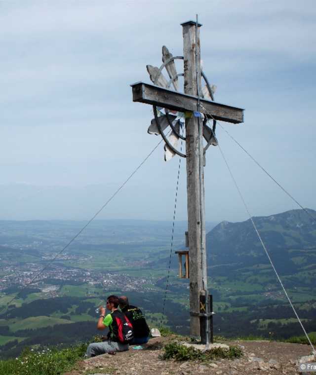 Wir folgen dem Bergrücken nach rechts, haben nach kurzer Zeit den Gipfel des Sonnenkopfs  erreicht und blicken hinunter in den Talkessel von Sonthofen.