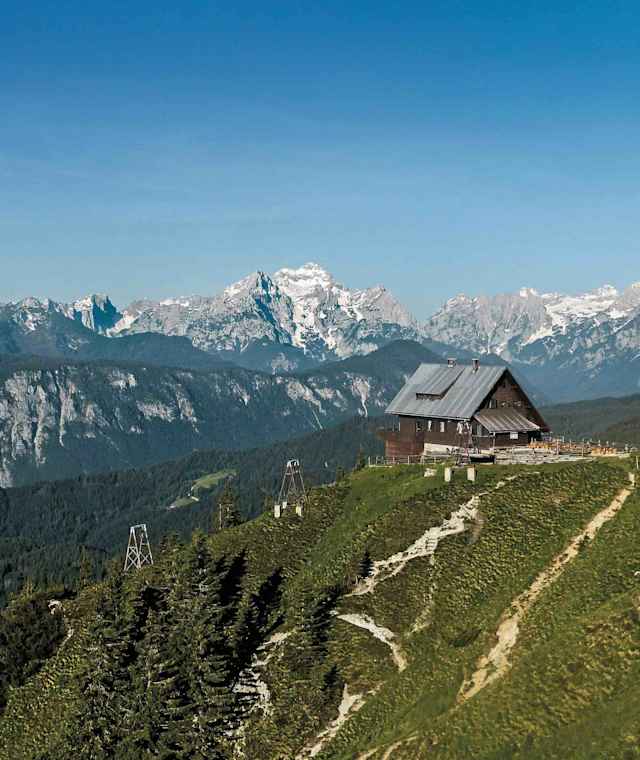 Die Kahlkogelhütte mit Blick in die Julischen Alpen.