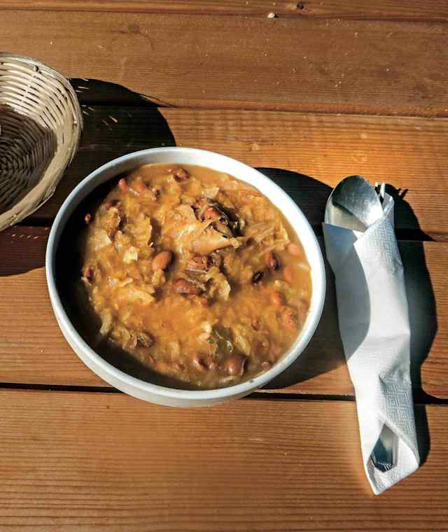 Unser Lieblingsessen in Slowenien – der Sauerkraut-Bohnen-Eintopf »Jota«.