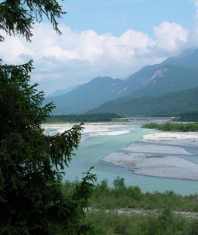 Blick auf den Lech mit seinen schönen, weiten Schotterbänken