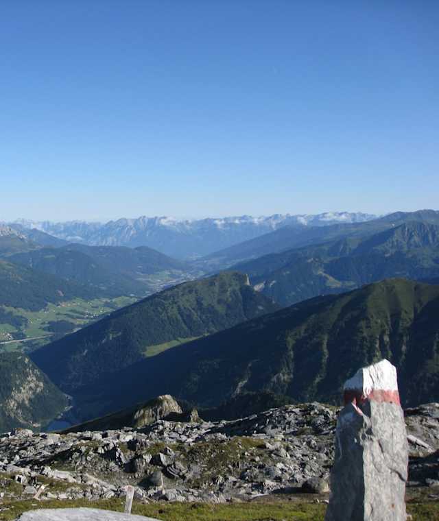 Blick auf Brennerregion. Sattelberg links im Bild 