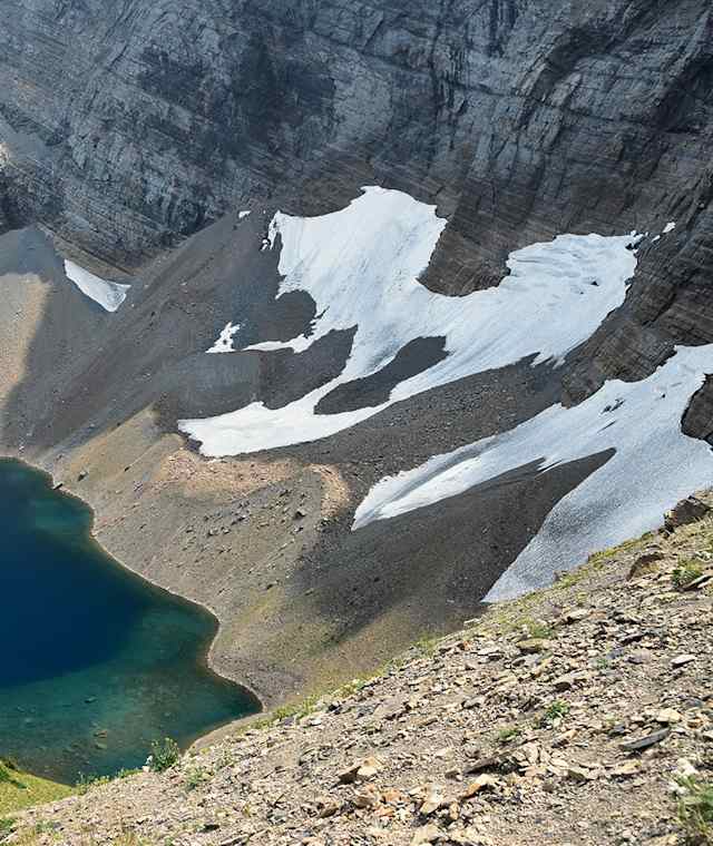 Der tiefblaue Alderson Lake.